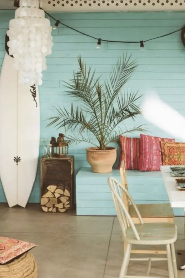deco interieure planche surf lambris peint bleu banquette vacances été
