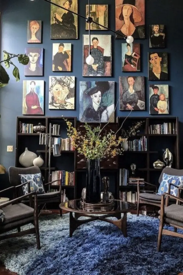 decoration interieur style rock detail exemple salon séjour peinture foncée bleu tableaux accrochés au mur