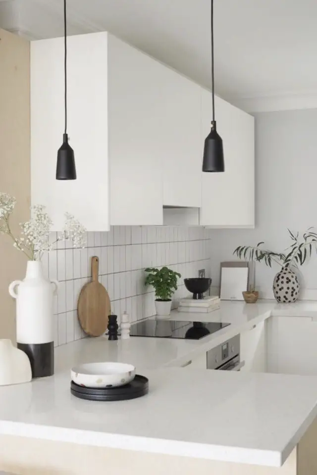 exemple cuisine moderne epuree avec petoit retour ouverte blanc luminaire noir
