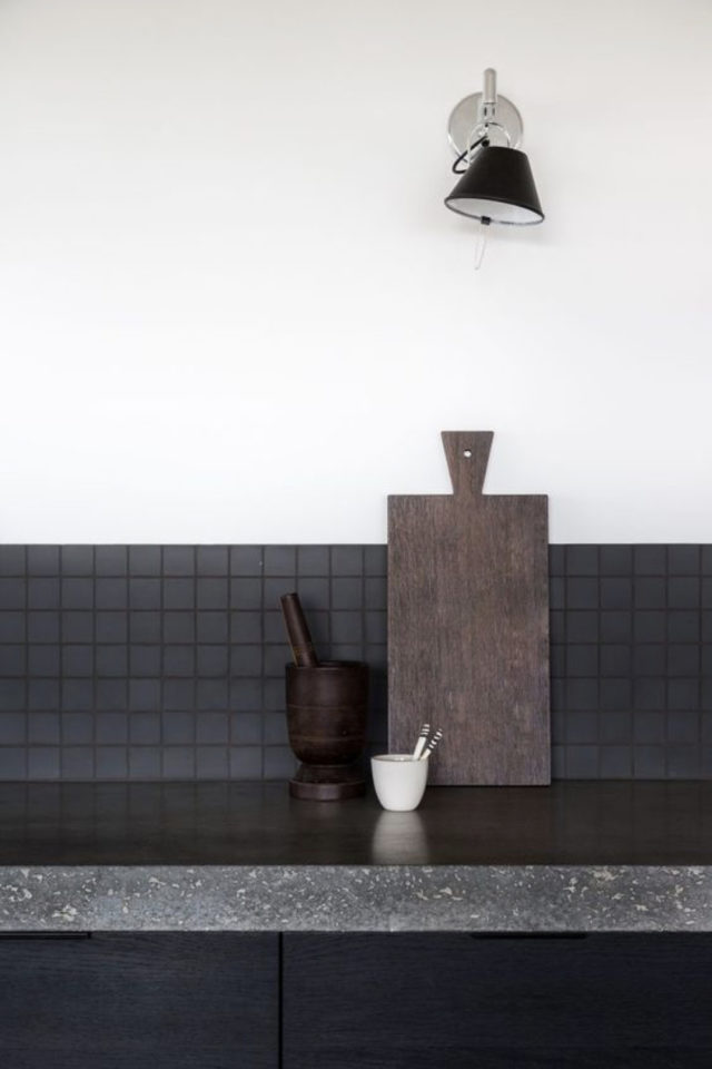 exemple cuisine moderne epuree plan de travail granit noir mosaïque crédence contraste noir blanc
