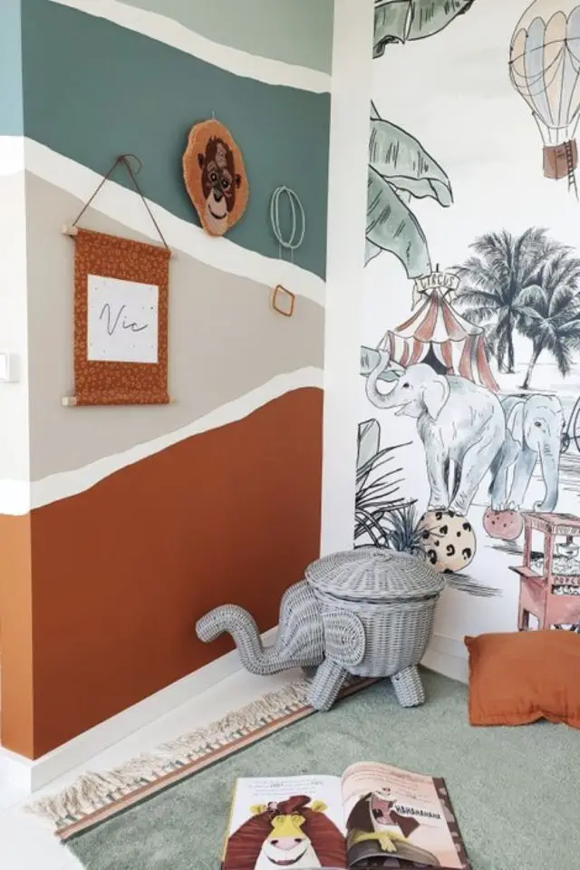 fresque murale chambre enfant exemple associé à du papier peint couleur terracotta beige vert sauge inspiration organique et naturel