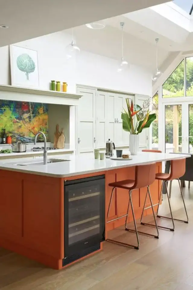 meuble de cuisine orange îlot central plan de travail blanc moderne