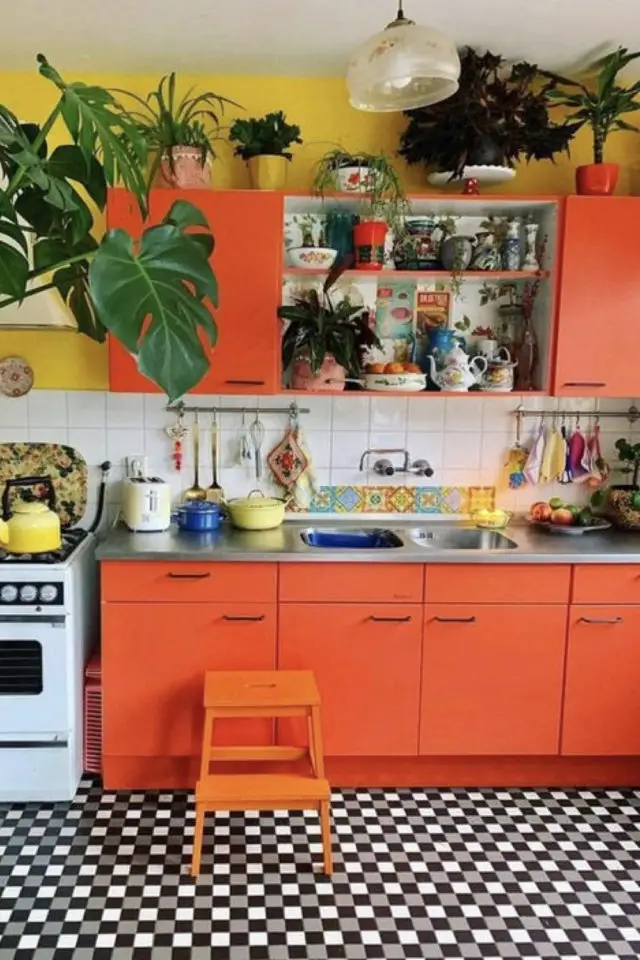 meuble de cuisine orange mur jaune carrelage damier vintage