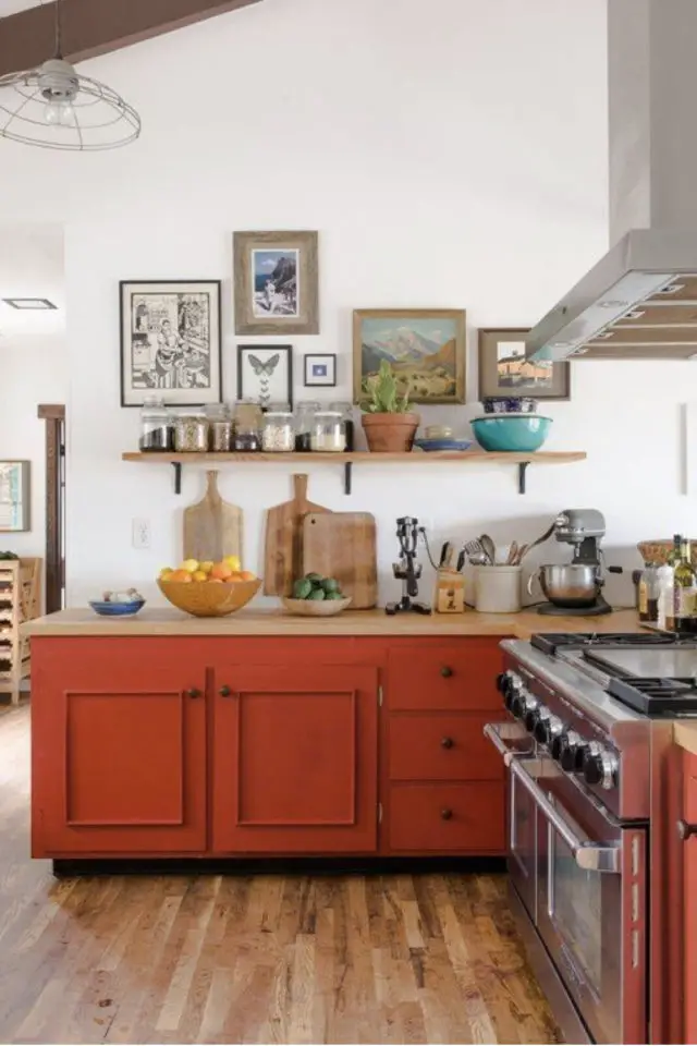 meuble de cuisine orange mur blanc peinture familial maison de campagne