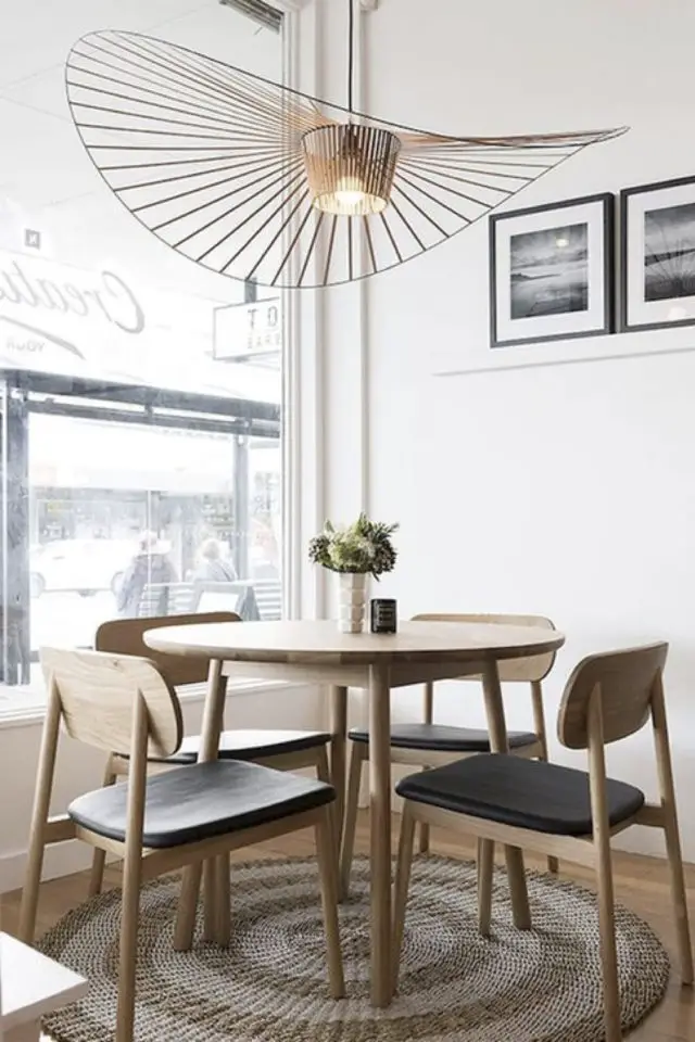 salle a manger mid century mur blanc exemple soin repas table ronde grand luminaire vertigo