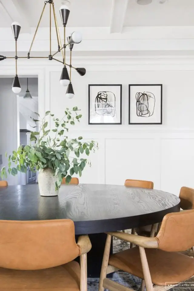 salle a manger mid century mur blanc exemple table noir ébène chaise en cuir
