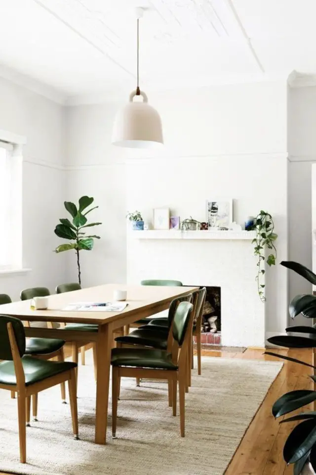 salle a manger mid century mur blanc exemple espace familial chaise bois et cuir lumineux