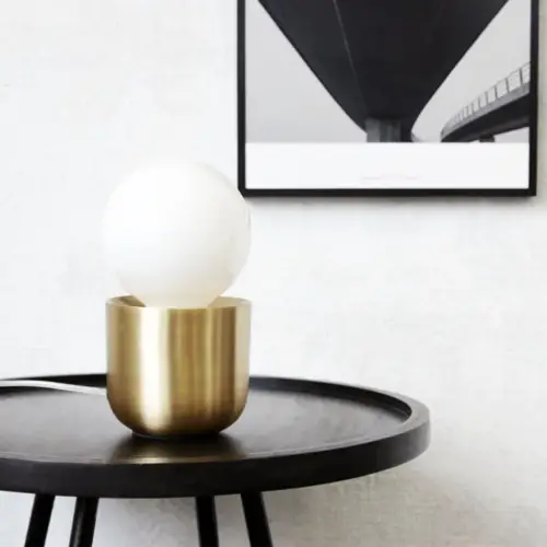 salon sejour minimaliste famille luminaire appoint lampe à poser discret laiton blanc