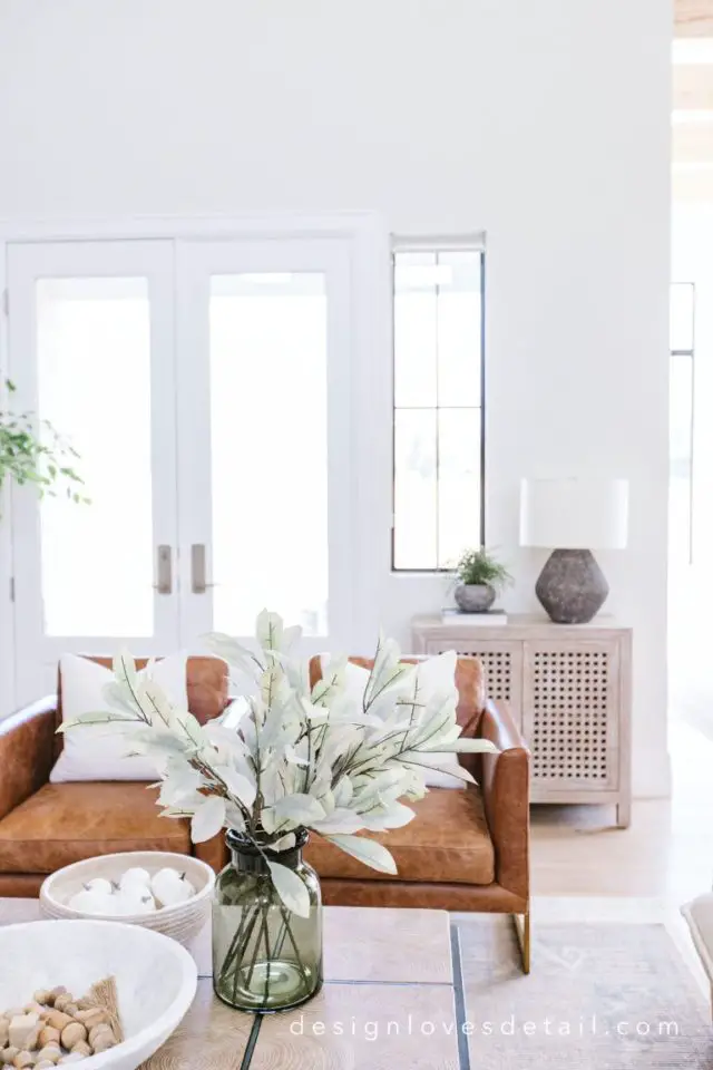 slow deco salon familial minimaliste exemple mur peinture blanche canapé cuir moderne