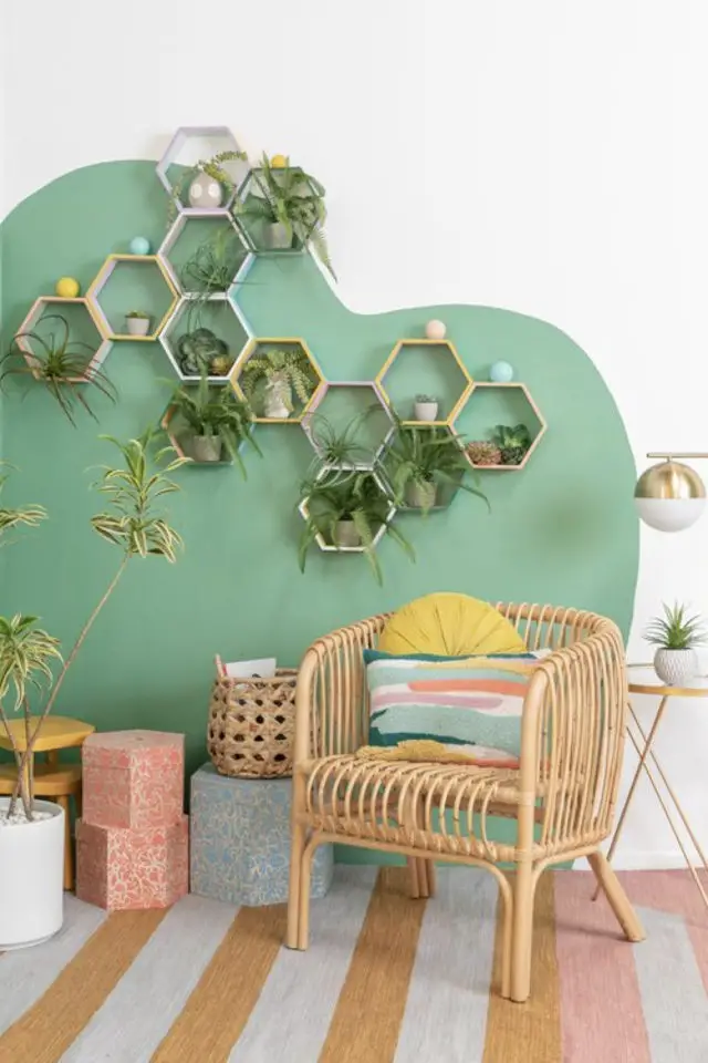 peinture murale moderne exemple forme organique vert plantes fauteuil rotin