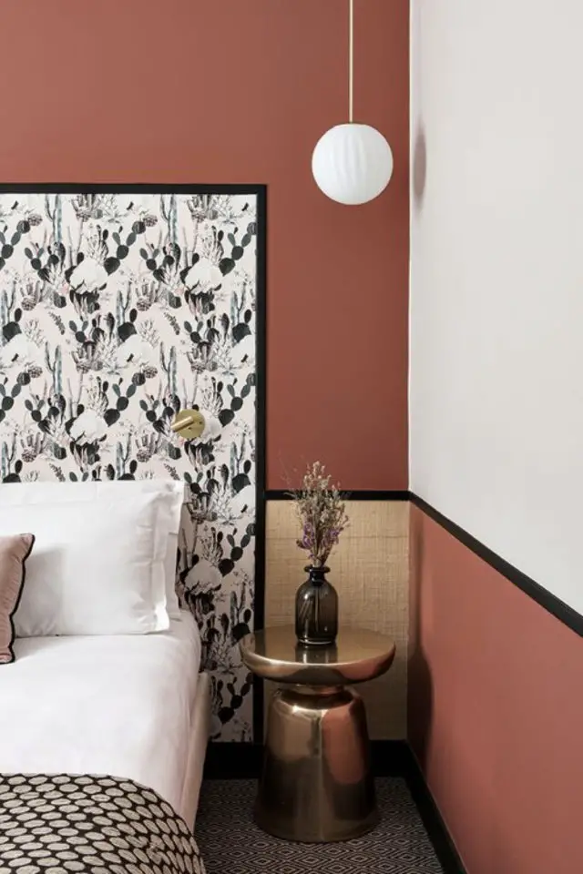 soubassement quelle couleur choisir chambre à coucher parentale tête de lit en papier peint bas de mur terracotta liseré noir