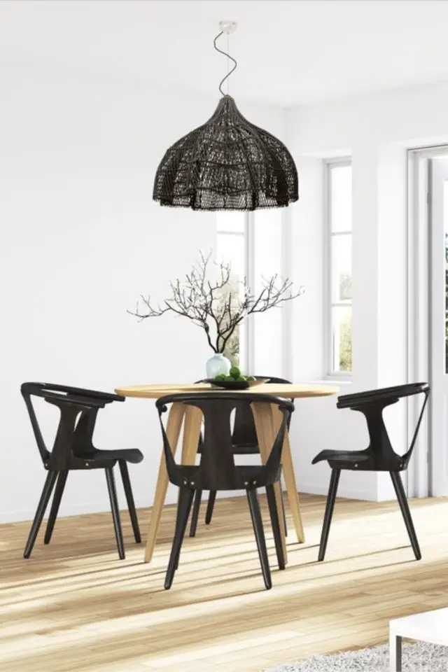 association bois et couleur noir salle à manger table ronde chaise et suspension luminaire
