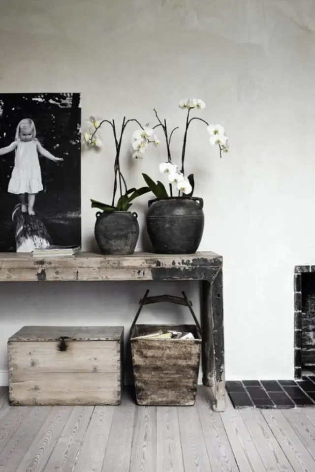 association bois et couleur noir accessoire décoration banc poterie photo en noir et blanc