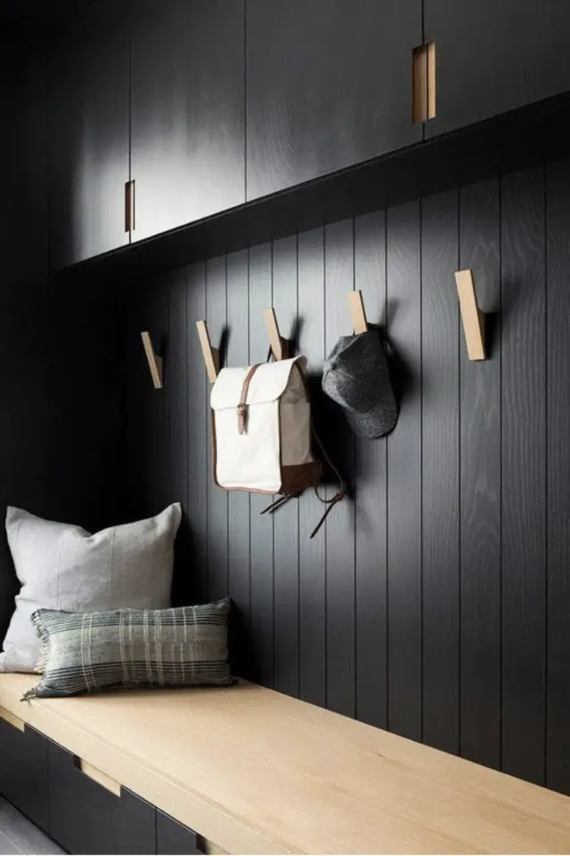association bois et couleur noir entrée mobilier rangement banc revêtement mural lambris bois teinté