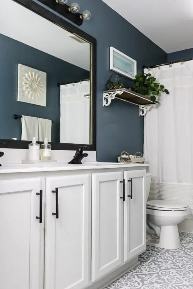 diy renovation salle de bain bleu et blanc meuble peinture toilettes