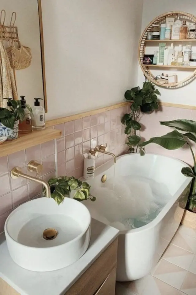 diy renovation salle de bain féminin moderne carrelage rose baignoire design étagère bois ronde