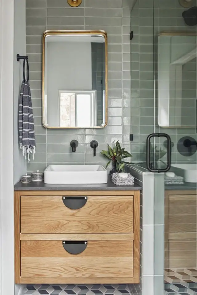 exemple carrelage couleur mural salle de bain vert sauge meuble en bois vasque blanche