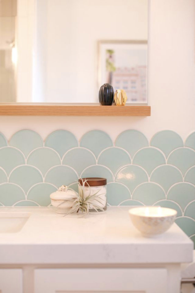 exemple carrelage couleur mural salle de bain crédence meuble vasque écaille poisson