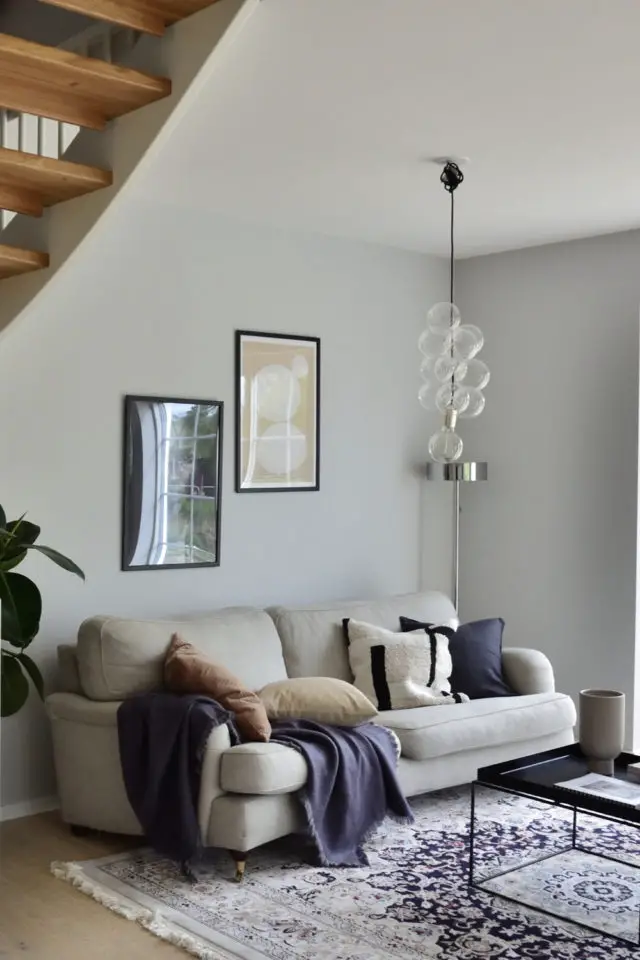 idee relooking salon facile petit espace sous escaliers table basse métal canapé gris
