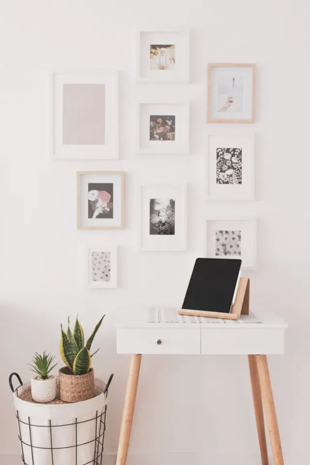 idee relooking salon facile décor moderne mur blanc patchwork de cadres petite console scandinave