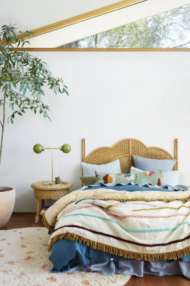 linge de lit motif couleur chambre blanche tête de lit en rotin rayure et uni bleu corail rose