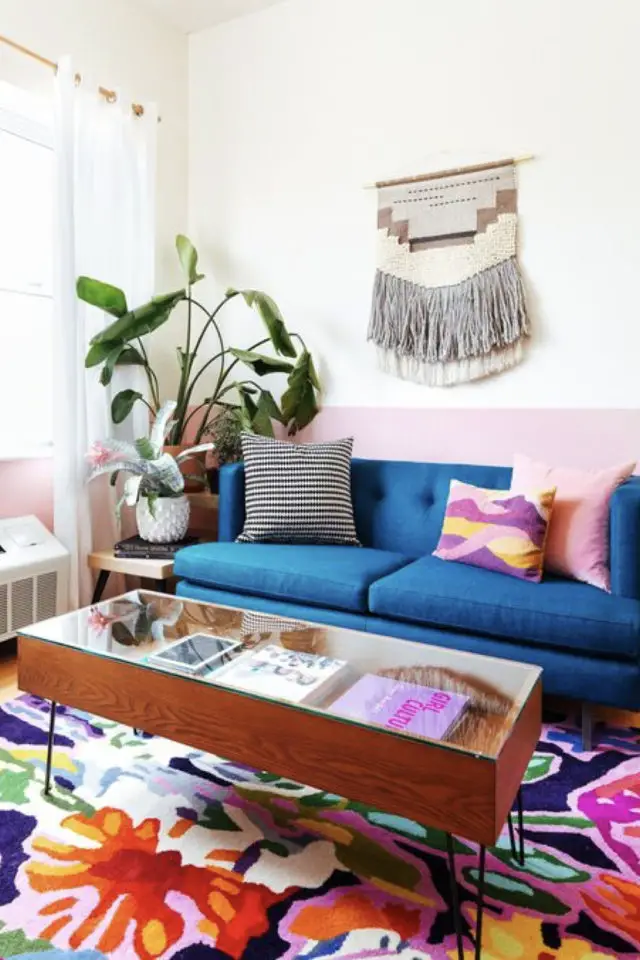petit logement beaucoup couleur exemple petit salon soubassement rose clair canapé bleu pétrole tapis motifs colorés