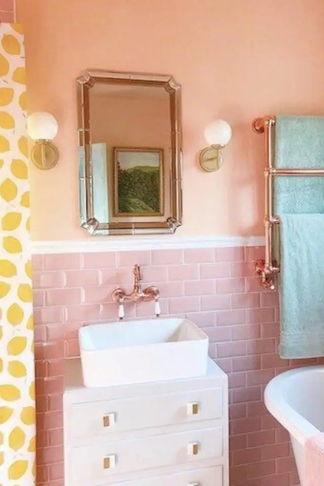 petit logement beaucoup couleur exemple salle de bain carrelage rose peinture pêche rideau jaune et blanc serviette bleu aqua