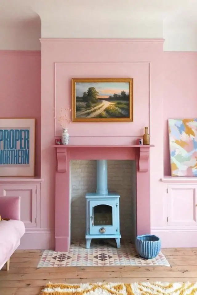 petit logement beaucoup couleur exemple mur rose manteau de cheminée camaïeux plus foncé petite poêle bleu