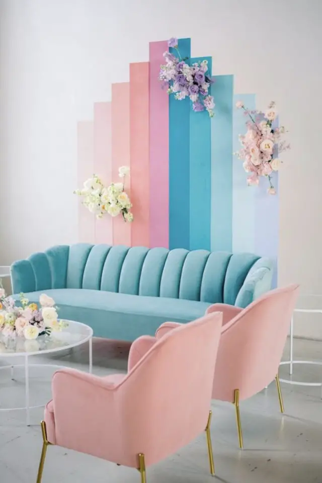 petit logement beaucoup couleur exemple salon couleur pastel décoration murale nuancier canapé bleu fauteuil rose