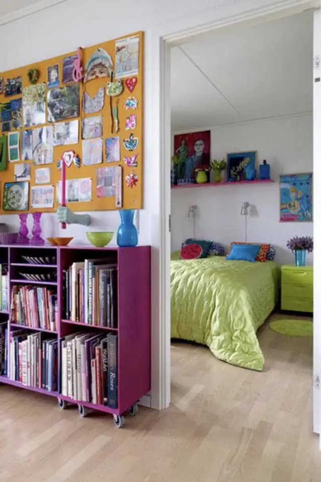 petit logement beaucoup couleur exemple couloir et chambre meuble couleur prune couvre lit housse de couette verte