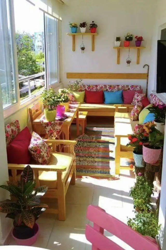 petit logement beaucoup couleur exemple loggia aménagée salon motif floral textile uni