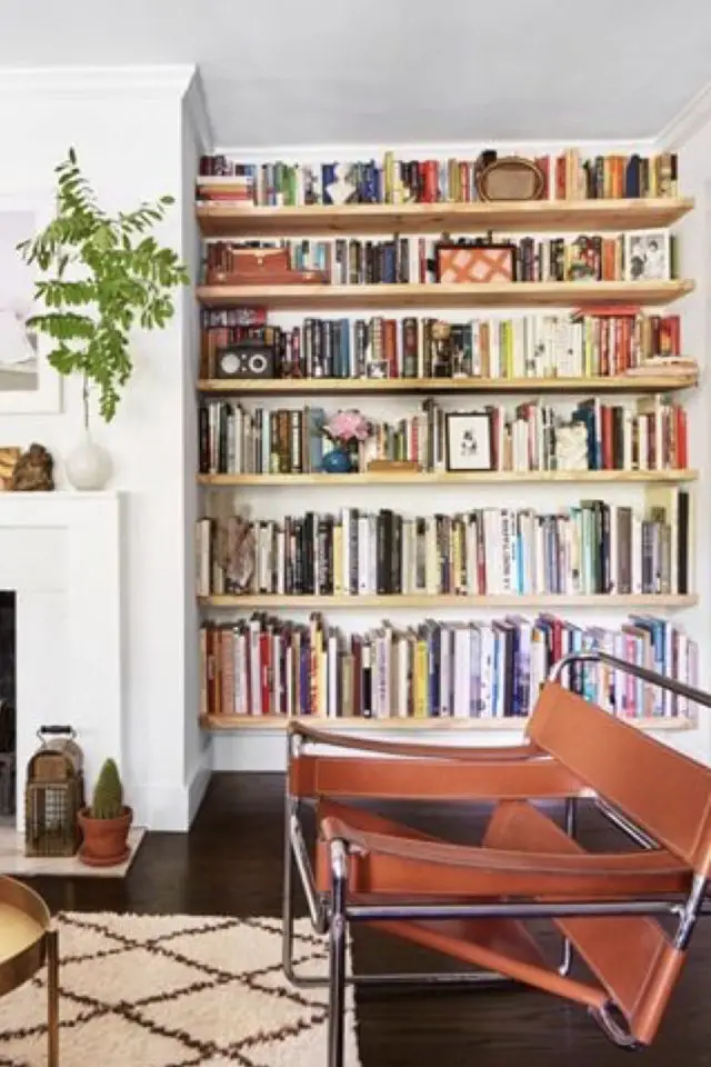 rangement livre bibliotheque etagere exemple à côté cheminée salon séjour bois