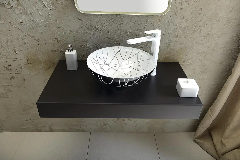 salle de bain elegance vasque en verre design noir et blanc moderne chic