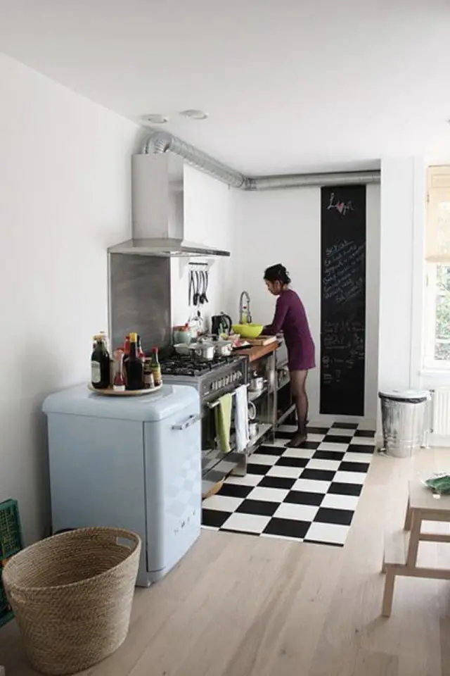 amenagement petite cuisine frigo table top bleu smeg décoration petit logement