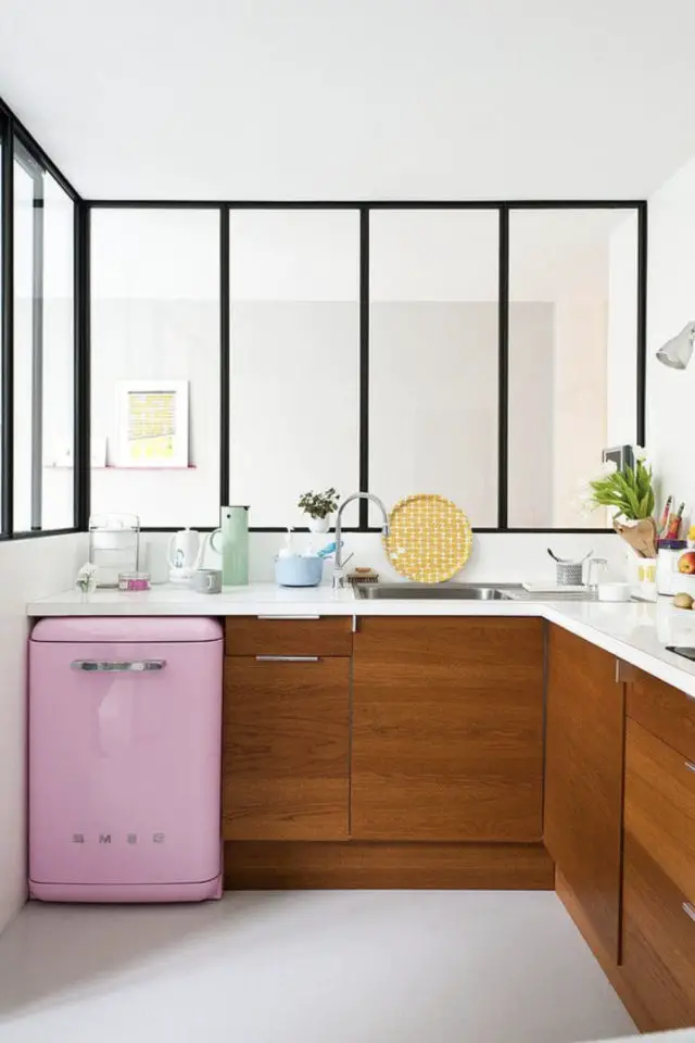 amenagement petite cuisine frigo top rose smeg moderne verrière appartement
