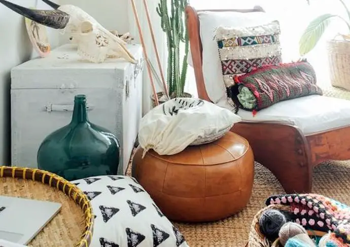 associer cuir et motif exemple salon séjour moderne textile tapis coussin papier peint