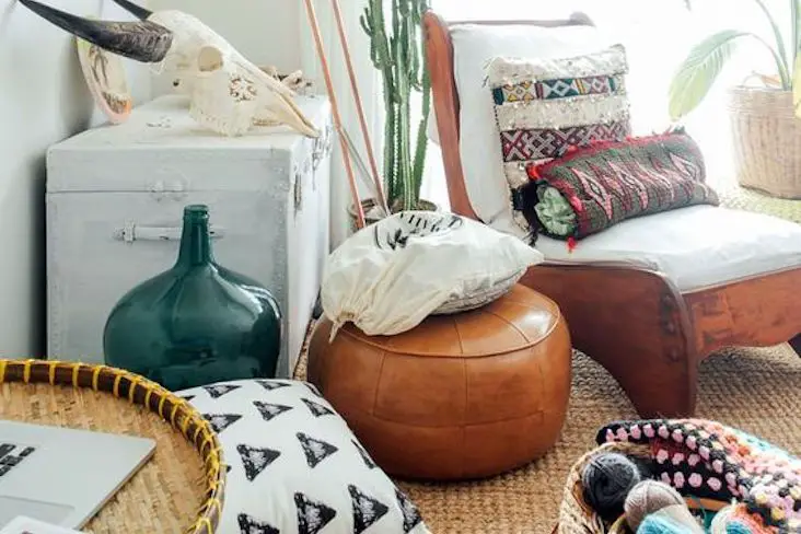 associer cuir et motif exemple salon séjour moderne textile tapis coussin papier peint