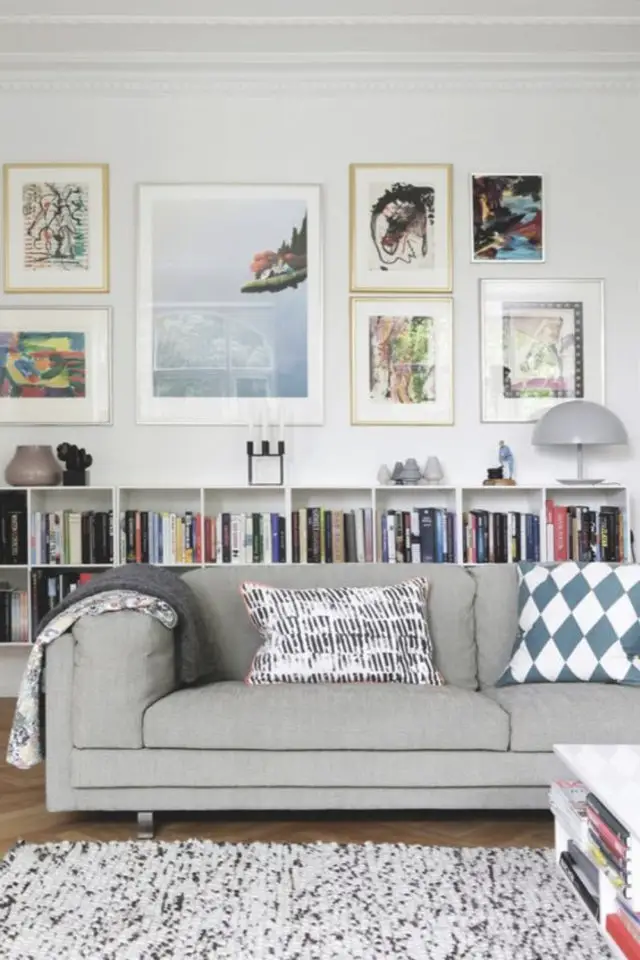 cadre deco murale meuble bas canapé gris bibliothèque blanche affiche paysage nature