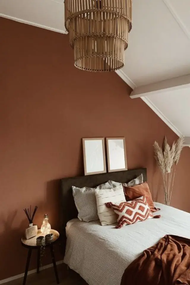 chambre adulte couleur terracotta exemple combles soupente mur accent peinture tendance