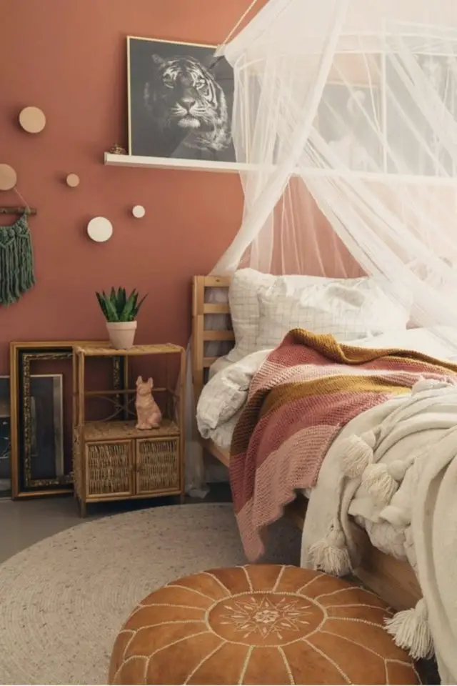 chambre adulte couleur terracotta exemple ciel de lit moustiquaire naturelle tendance
