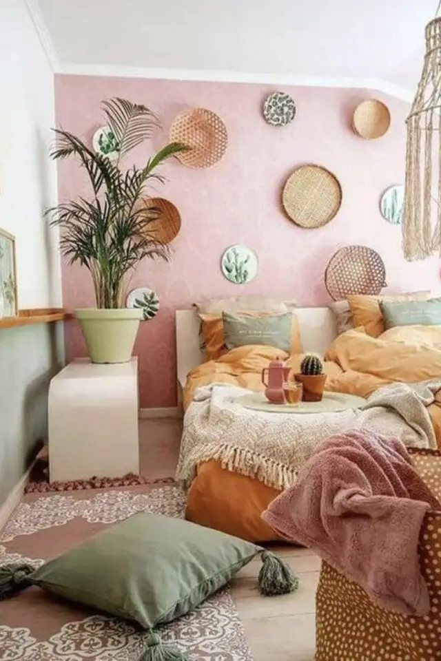 chambre adulte style boheme feminin rose et vert sauge décpr mural textiles colorés