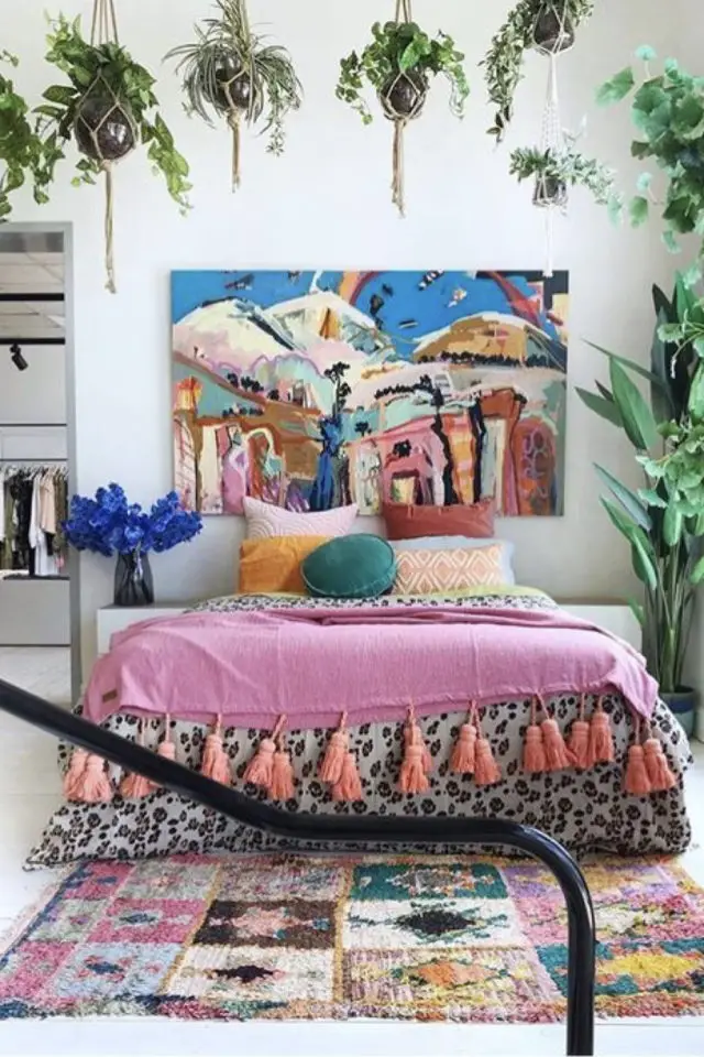chambre adulte style boheme feminin touche de couleur tableau voyage plaid rose pompons