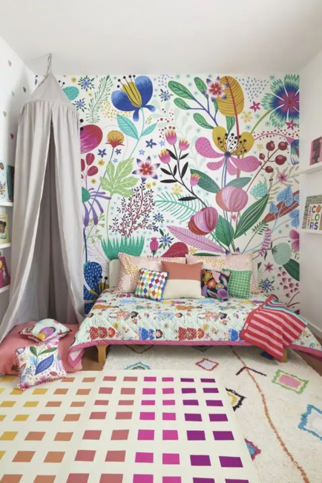 chambre fille papier peint fleur moderne coloré vitaminé lit bas banquette ciel de lit