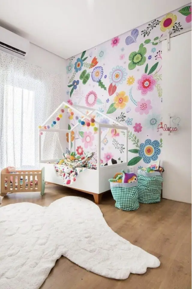 chambre fille papier peint fleur moderne angle d'une pièce lit cabane blanc