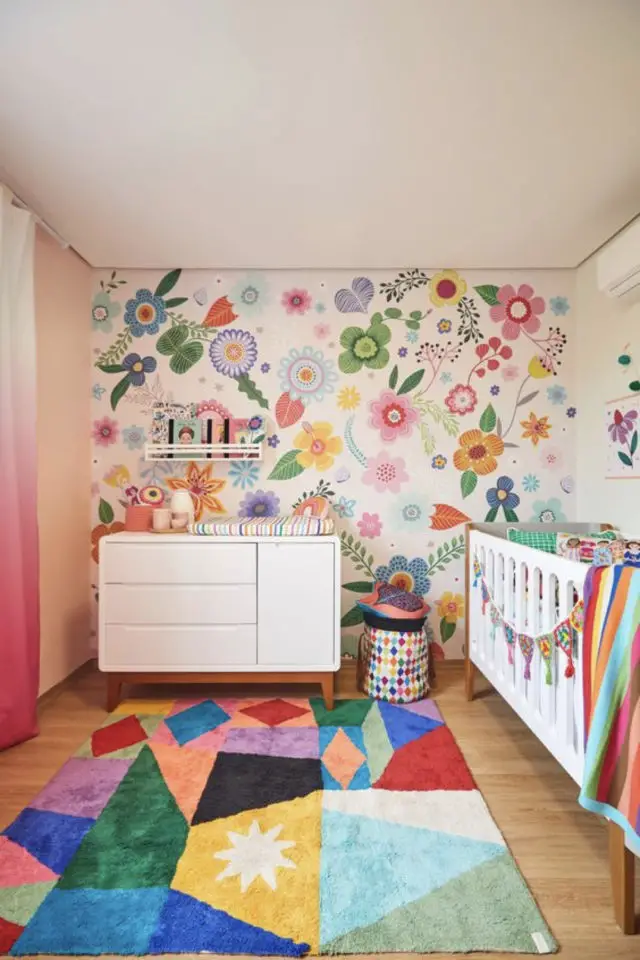 chambre fille papier peint fleur moderne petit espace mur accent mobilier blanc