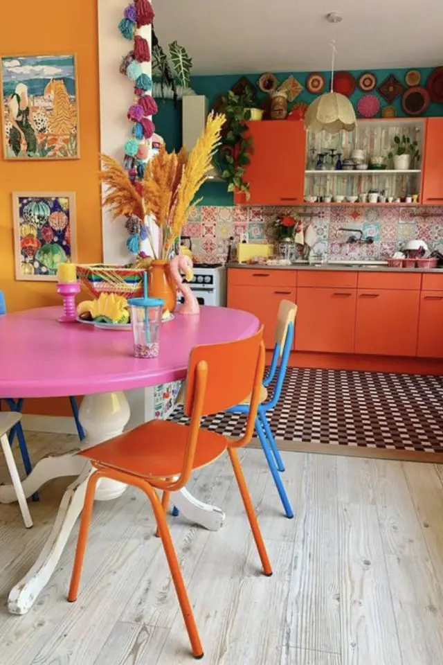 cuisine hyper coloree exemple peinture jaune et vert mobilier orange table rose chaise couleur
