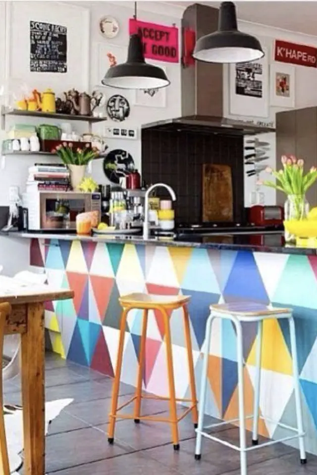 cuisine hyper coloree exemple revêtement ilot central papier peint triangle multicolores moderne