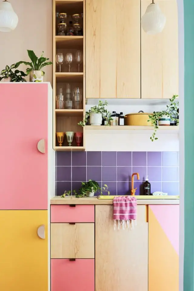 cuisine hyper coloree exemple crédence carrelage mural violet meuble rose jaune bois moderne jeune