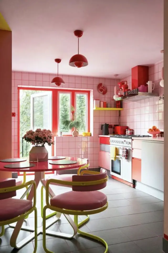 cuisine hyper coloree exemple rose rouge ambiance vintage féminine