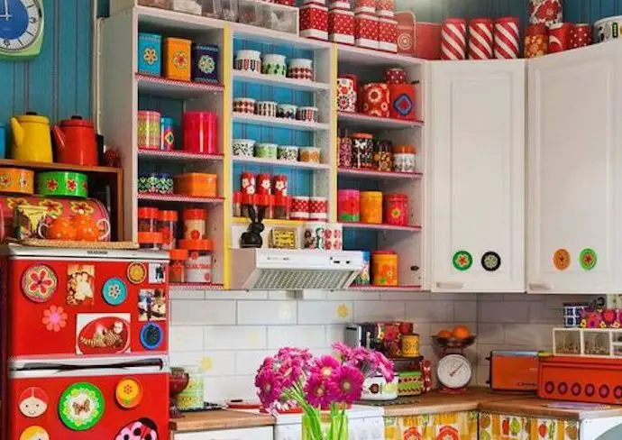 cuisine hyper couleur exemple idee inspiration peinture meuble carrelage crédence vaisselle